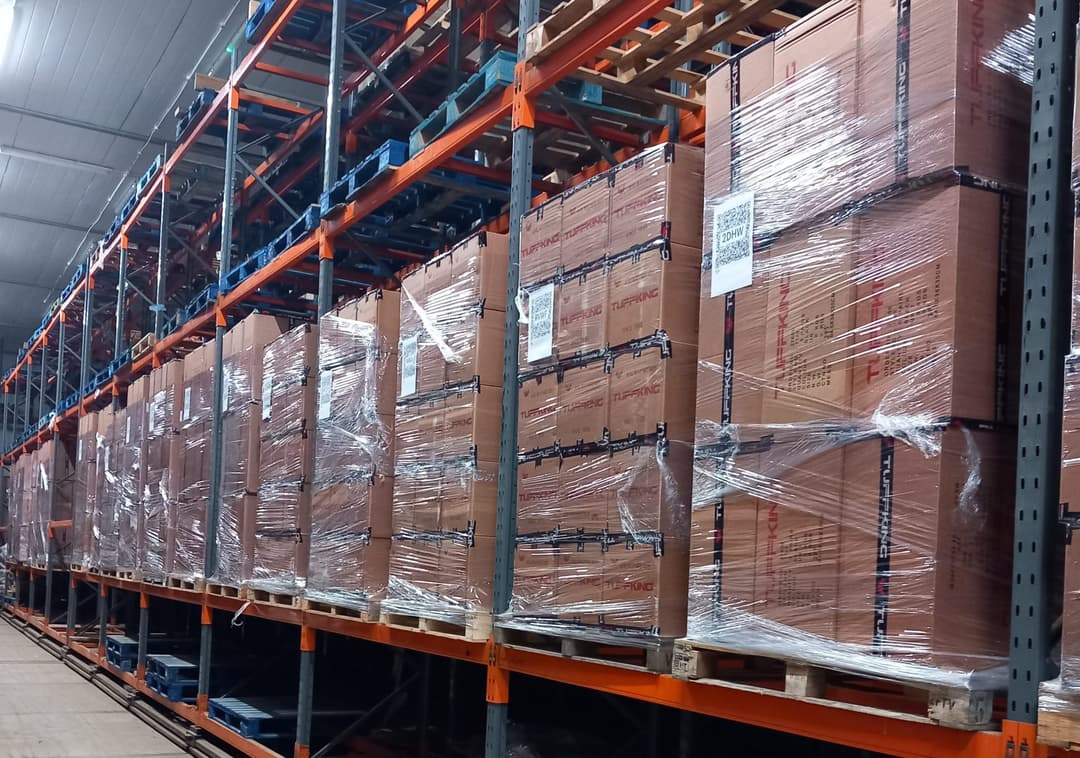 Custom CRM interface for warehouse showing customer and pallet tracking features